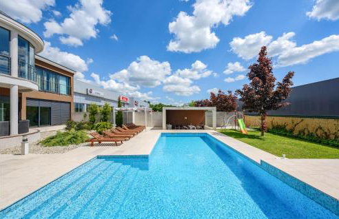 Five-Bedroom Holiday Home In Zminj - Photo 11