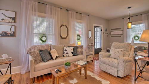 Modern, Sun-Lit Retreat with Fire Pit and Yard! - Foto 5