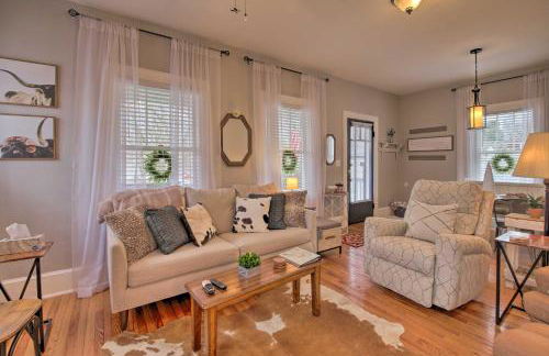 Modern, Sun-Lit Retreat with Fire Pit and Yard! - Foto 5