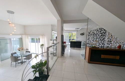 Luxurious Villa with Pool - Foto 39