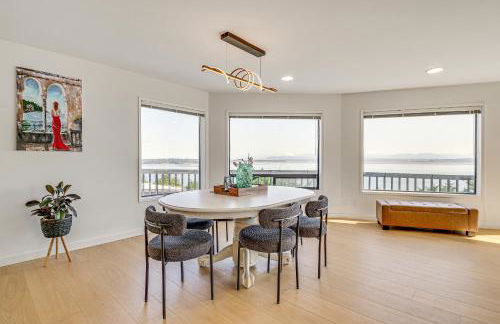 Spacious Camano Home with Hot Tub and Water Views! - Foto 11