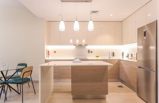 Elite LUX Holiday Homes - Captivating 1BR Apt Games Pool Gym in Arjan Dubai - Photo 1