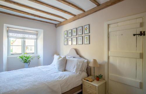 Gleneda Cottage - a renovated, traditional Cotswold cottage full of charm with fireplace and garden - Photo 33