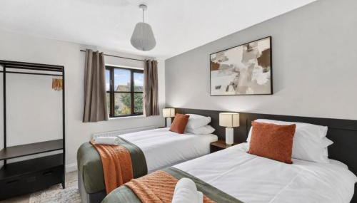 Detached House - Prime Location - Free Parking, Fast Wifi and Smart TVs with Sky TV and Netflix by Yoko Property - Foto 2