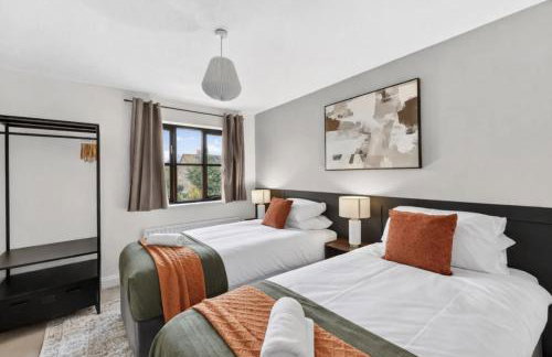 Detached House - Prime Location - Free Parking, Fast Wifi and Smart TVs with Sky TV and Netflix by Yoko Property - Foto 2