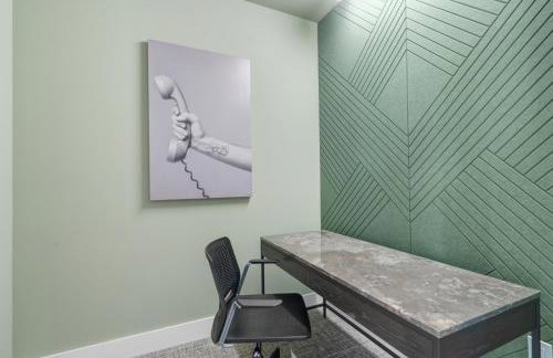 Downtown Condo with Den and Pool Access - Foto 54