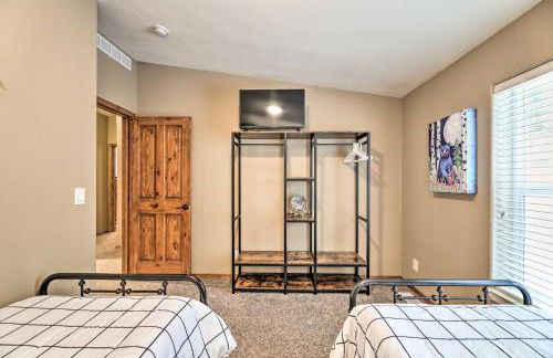 Rustic Escape with Deck, Hot Tub and Mountain Views - Foto 26