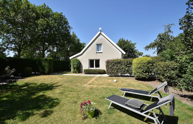 Cozy Holiday Home in Zonnemaire Near Lakebeach - Photo 1