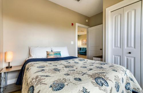 Bayfront Pensacola Beach Condo with Pool and Elevator - Foto 15