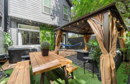 Black House - Downtown Elegance with HotTub and King Beds - Photo 29