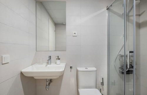 Your Sunny Retreat! Modern apt steps to the beach - Foto 11