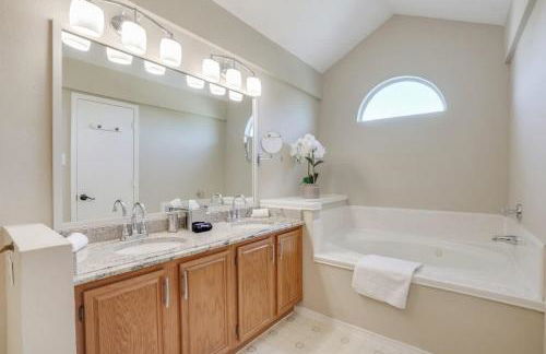 Melody Home near Grapevine DFW Airport w backyard - Foto 11