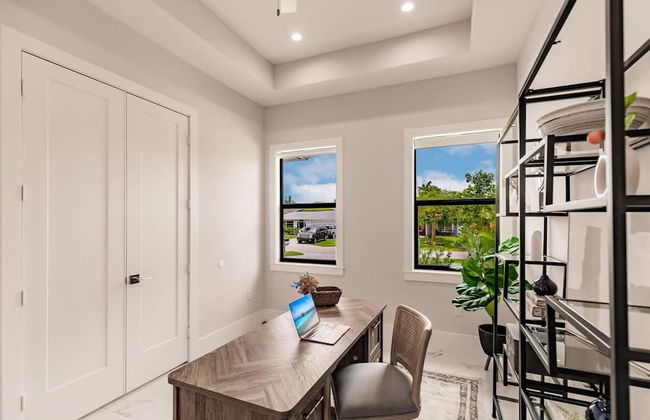 Luxurious Naples 4BR w Pool by Vanderbilt Beach - Photo 10