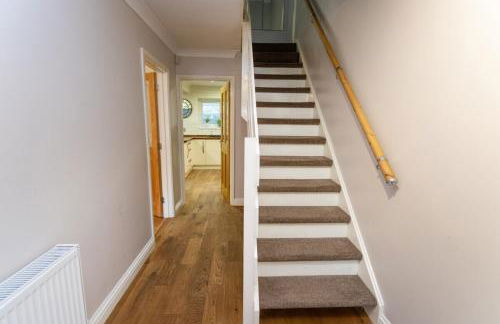 Elegant 5-Bed Home, Families & Friends, Sleeps 6, Parking, Free Wi-Fi - Foto 43