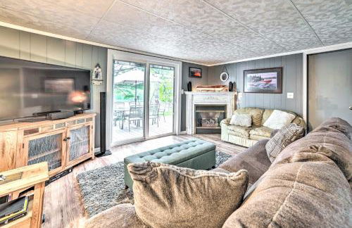 Riverfront Home with Dock about 6 Mi to Cheboygan! - Foto 3