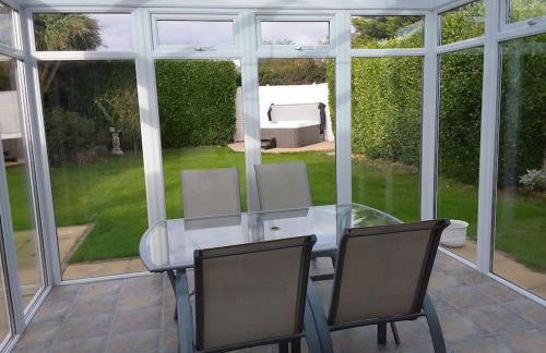 Modern Seaside House with Hot Tub - Foto 6