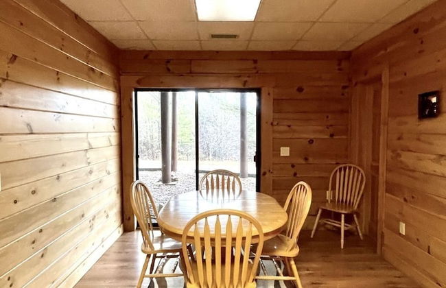 A true log cabin with 360 degree mountain views - Pet and Motorcycle friendly! 5 Bedroom Cabin by RedAwning - Foto 28