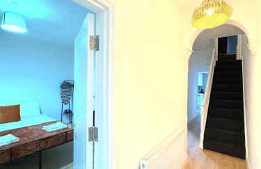 Entire 5 Bed New Home - Southampton Centre - 4BDRM - Foto 14