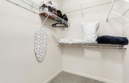 Spacious Comfort Near Downtown Hotspots - Foto 21