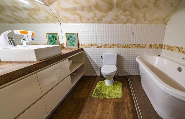 Luxurious Amber Villa With Private Pool and Garden Views - Photo 24