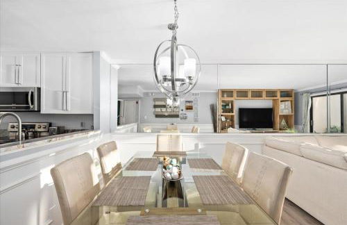 Oceanfront 2 Bedroom Modern Beach Condo w Pool - Foto 14