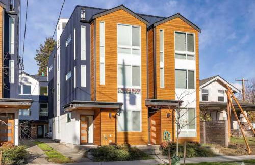 2022 Modern 3BR Tesla Charger City Views - Photo 1