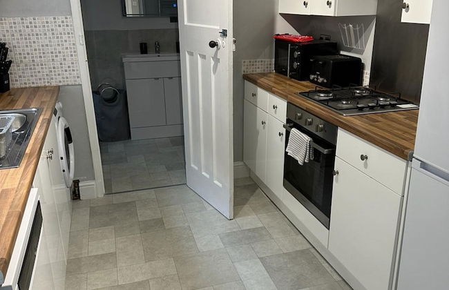 3 bed Chill Glouc With 3 Bedrooms and 1 Bathrooms - Photo 2