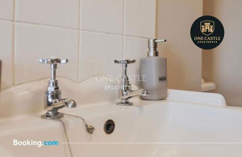 Exclusive Deals l Last-Minute Specials l Free Parking I Short term Booking l Garden I Sleeps Up to 6 l 3 Bed & 2 Bath I One Castle Apartments Short-lets and Serviced Accommodation - Photo 13