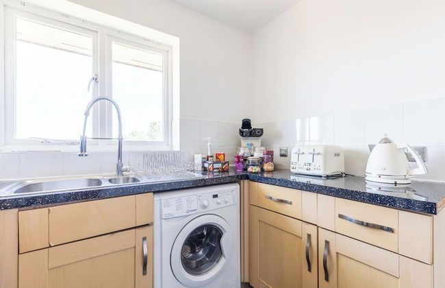 Skyline Haven Modern 2BR w/ Free Parking & 4kTV - Photo 26