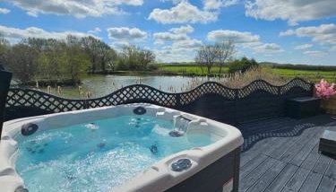 Lakefront Lodge with Hot Tub - Aylesbury Lodge - Foto 2