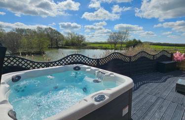 Lakefront Lodge with Hot Tub - Muscovy Lodge - Foto 1