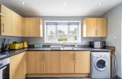 4 Bedroom Stylish House in Redditch - Free Parking - Photo 33