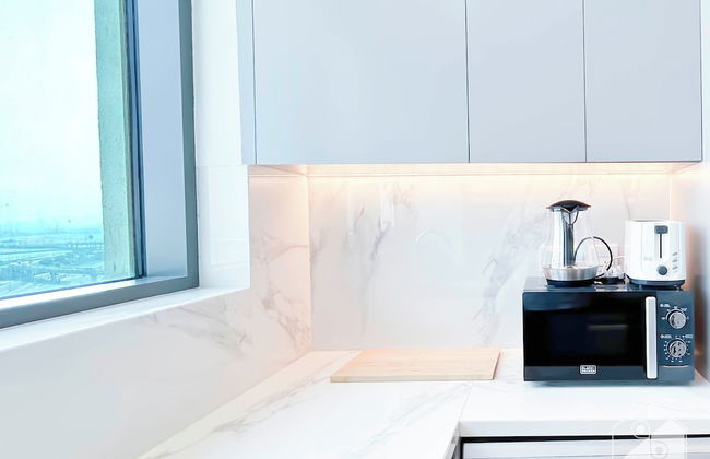 Cozy 1BR With Balcony & Views in Azizi Fawad - Photo 7