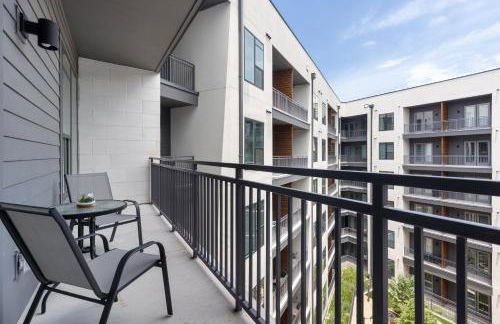 Modern Comfort North Austin with Balcony and Workspace - Foto 15