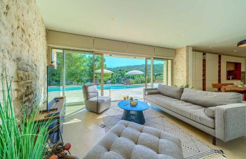 NEW Villa Pine Haven , Private Heated Pool Sleeps 8, Tranquil Retreat - Foto 6