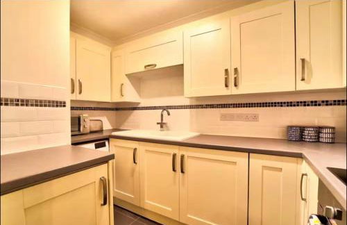 Stylish 1 Bedroom Apartment with Free Parking and Links to London & Essex - Foto 14
