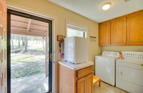 Dock and Water-View Deck Home on Lake Dardanelle - Foto 10