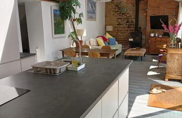 Cybil's Retreat - Renovated 2 bedroom house with enclosed garden - Photo 1