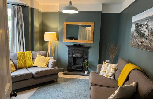 Tŷ Glas, Fishguard, Ideal for beach, coastal path and town! - Photo 1