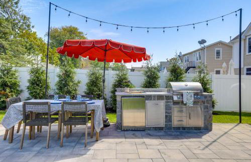 Sleek Long Branch Vacation Rental with Pool and Patio! - Foto 25