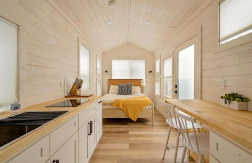 Stay Portland - The Tiny Oasis Steps to Local Coffee & Restaurants - Photo 2