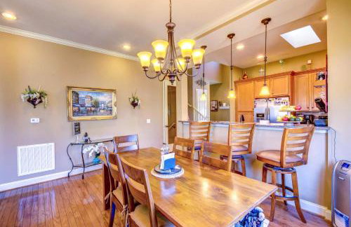 West Union Townhome with Patio and Lake View - Foto 7