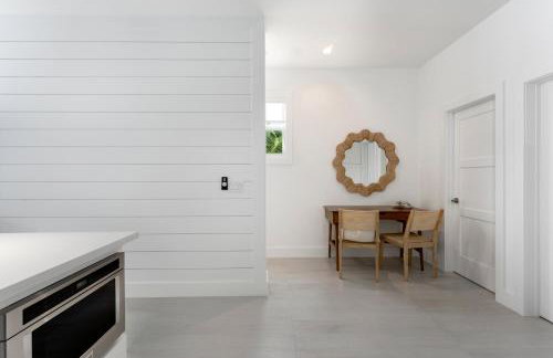 Oceanfront Oasis BBQ Patio, Free Dock, Pool and Secret Speakeasy - Foto 30