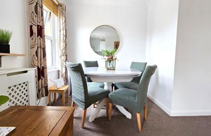 2 bed apt w/ private parking close to town centre - Foto 6