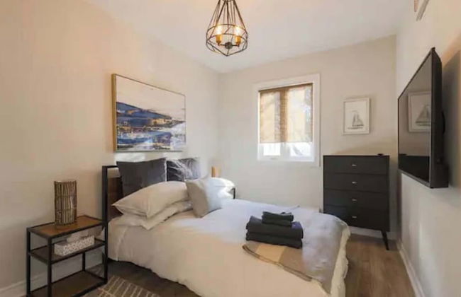 Casa Queen East - Modern 2BR Suite - Photo 1