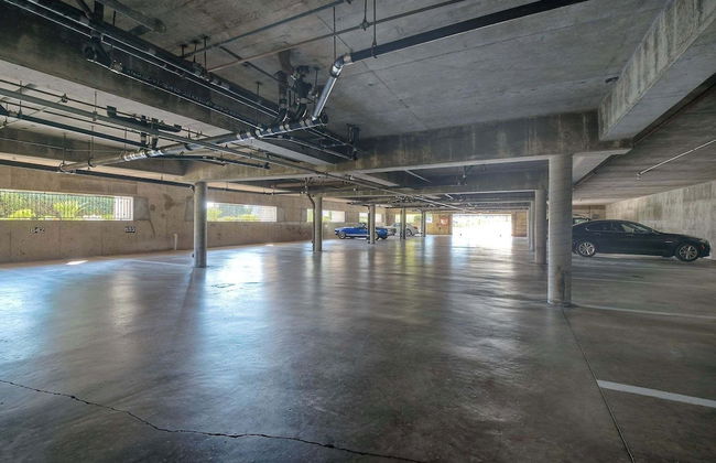 Southern Exposure w/ Private Balcony - Foto 24