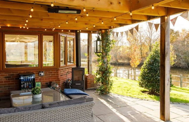 Serene Riverside 6BR Luxury Retreat in Curdridge - Photo 3