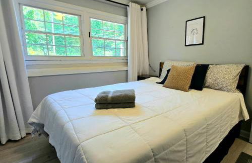 Spacious 4BR Retreat Yard, BBQ & Prime Location - Foto 19