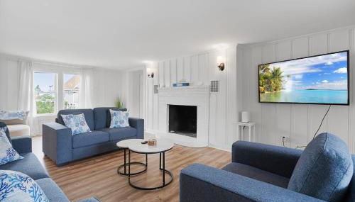 Seaside Serenity Steps to Beach Deck & Porch - Foto 5