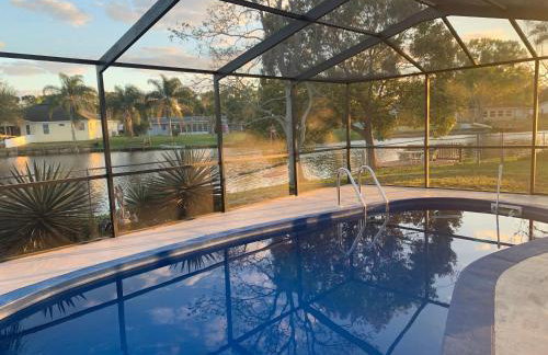 Private Tropical Waterfront Sanctuary w pool, hot tub & an island! Pet Friendly - Foto 45